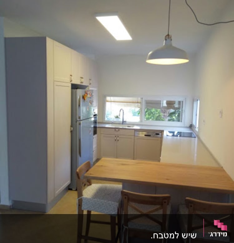 מטבח עם משטח שיש בהיר ליד כיור